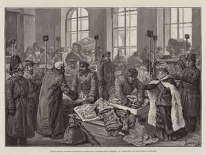 Oficiales de aduanas examinando el equipaje de los pasajeros de Alemania, en Wirballen, en la frontera rusa
